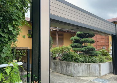 【玄関】 | 小野中古戸建 | 玄関は家の顔と言っても過言ではありません。現地を見学する際は玄関の広さや全体のバランスなどを見てみるといいでしょう。一般的なアプローチのしやすさだけではなく、お年寄りにも優しい設計のものだと安心です。