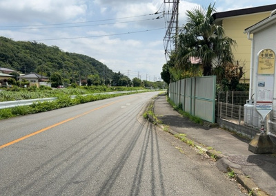 【前面道路含む現地写真】 | 小野中古戸建 | 住宅用の土地では前面道路に2m以上接していなければならないと法律で定められています。しかし、お持ちの車のサイズやライフスタイルなどにより、2mでは利便が悪い場合もございますので、事前に確認しましょう。