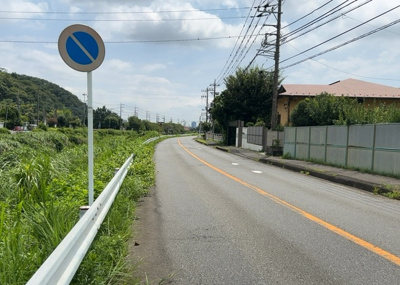 【前面道路含む現地写真】 | 小野中古戸建 | 道幅が広い場所は日当たりや風通が良好です。幅が広いのですれ違いも可能ですし大きな車でも駐車可能！一方で、大型車が通ることも多くなるため交通量の増加により騒音に繋がります。また土地の値段が高くなります。