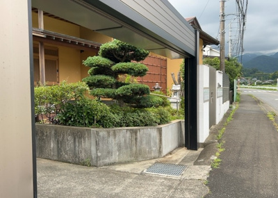 【庭】 | 小野中古戸建 | 庭があることでガーデニングや家庭菜園はもちろん、こどもの遊び場やペットを放して遊ぶことができます。また、家の周囲に余裕があるということです。隣地との間があれば、十分な日当たりと、風通しが確保できます。