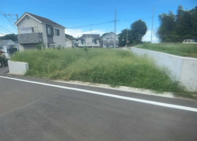 【外観】 | 石川町売地 | 現地に行くなら、物件の周囲の地形がどうなっているかを見ることも大切です。周辺より低くなっている土地では、大雨などで水が集まりやすいため、地盤が弱くなっているということも考えられるため、注意が必要です。