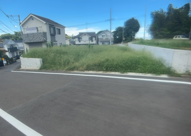 【外観】 | 石川町売地 | 人が暮らすうえで日光は大切な要素となります。日当たりの良さは譲れないポイントですね。併せて近くに大きな建築物の建築予定がないか、あるいはそれが可能な土地が近くにないか事前に確認することもお勧めします。