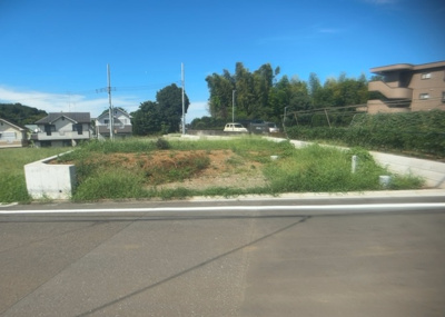【外観】 | 石川町売地 | 家を建てる場合、方位は要チェックです。現実的に日当たりのよい家ならばリビングは南側、建築基準法でも北側に当たる家への配慮は求められています。土地を見学に行く際は、方位磁針を持って行くようにしましょう。