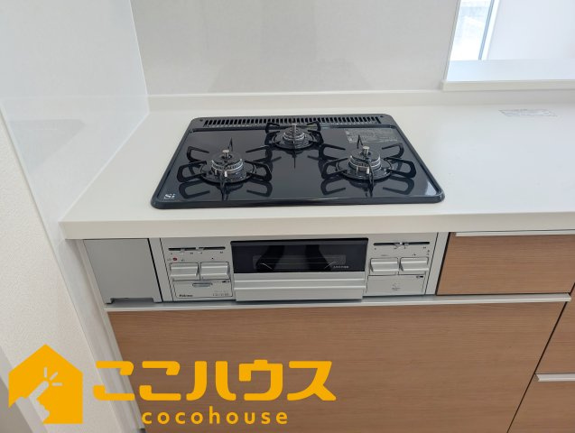 南城市玉城前川　新築戸建て　全2棟　1号棟のキッチン|三口コンロ
