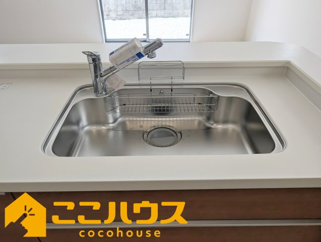 南城市玉城前川　新築戸建て　全2棟　1号棟のキッチン|洗い物のしやすいワイドシンク
