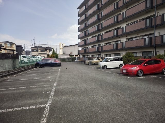 アメニティα館の駐車場