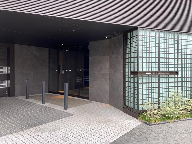 プラウド市川マークスのエントランス