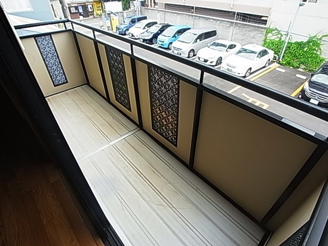 神戸市長田区駒ケ林町５丁目のアパートのバルコニー