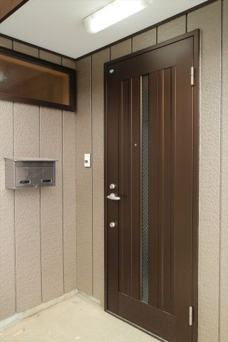 内田３丁目貸家の玄関