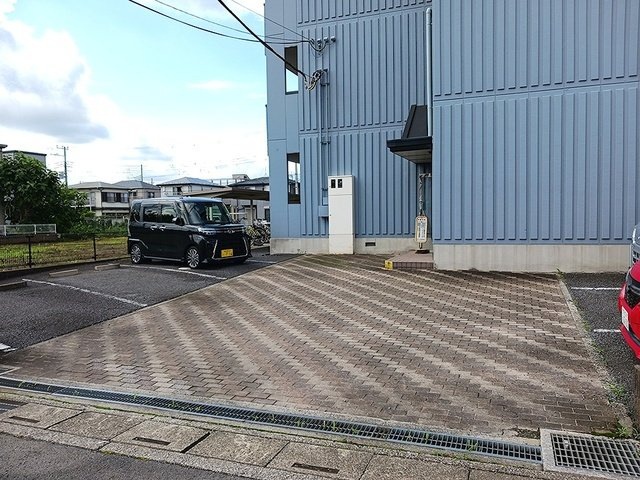 サンライズ・マンションの駐車場