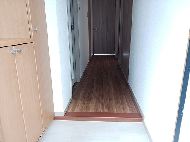 サンライズ・マンションの玄関