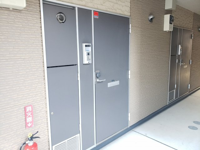 レオパレスサンイーグルの玄関