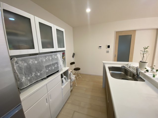 真岡市長田　築浅美邸のキッチン|〇キッチン〇
シンク下収納だけでなく、カップボードを置く広々としたスペースも一戸建ての魅力。理想的なキッチンでお料理も捗ります。
※2026年7月撮影