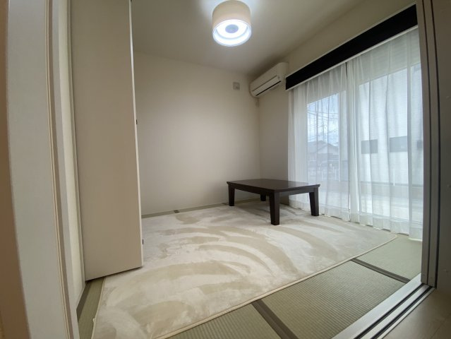 真岡市長田　築浅美邸の和室|〇1F和室4.5帖〇
すぐ横になれる和室は、みんながほっと一息つける空間です。
※2026年7月撮影