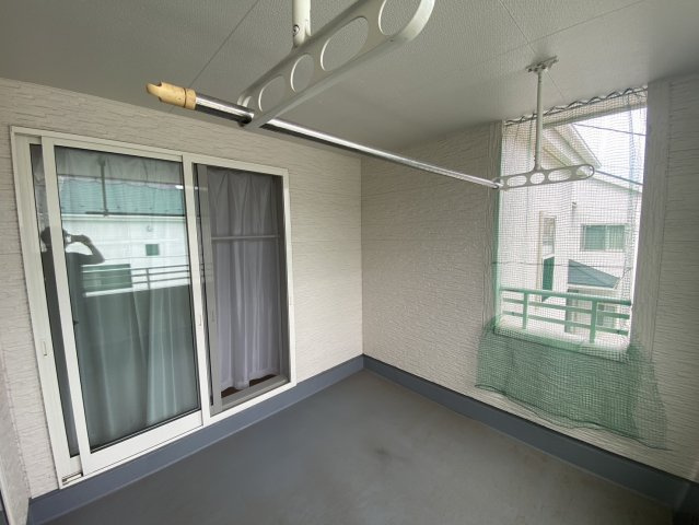 真岡市長田　築浅美邸のバルコニー|〇インナーバルコニー〇
急な雨にも安心なインナーバルコニー！角度の変えられる物干し受け標準装備！
※2026年7月撮影