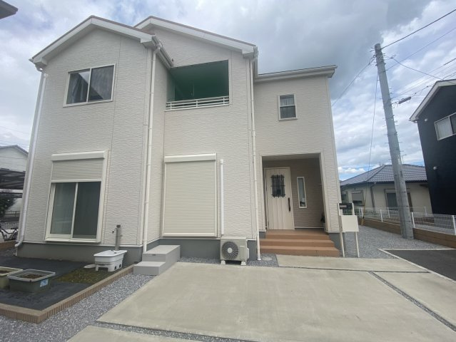 真岡市長田　築浅美邸の外観|〇築浅美邸〇
南前面道路から奥まった配置です。全居室南向きの日当たり良好な住宅♪
ぜひ、現地にて道路の配置、日当たり、間取り等ご確認ください。
※2026年7月撮影