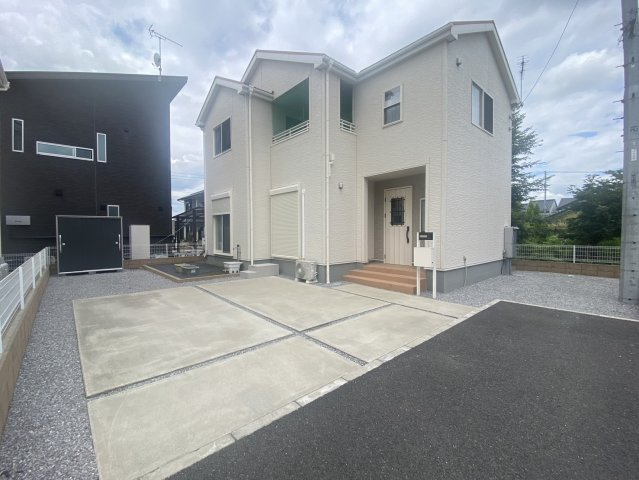 真岡市長田　築浅美邸の駐車場|〇駐車スペース〇
駐車並列2台～可能♪日当たり良好なお庭には立水栓も完備、愛車の洗車も楽々行えます。
※2026年7月撮影