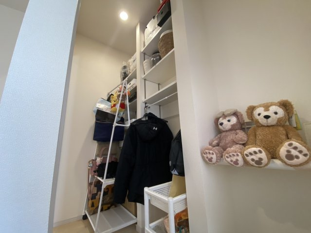 真岡市長田　築浅美邸の収納|〇シューズクローク〇
玄関横には可動棚付きシューズクローク完備♪趣味のアイテムやお子さまの遊具などを収納できます。
※2026年7月撮影