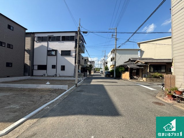 堺市堺区大浜中町　第4期　新築一戸建ての前面道路含む現地写真|周辺は閑静な住宅街！前面道路広々で車の出し入れも便利です。駐車が苦手な方でも安心して車庫入れできます！