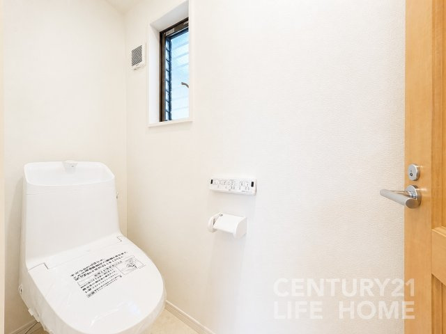 【トイレ】 | ＪＲ南武線「武蔵新城」中古戸建 | 落ち着いた色調のトイレです