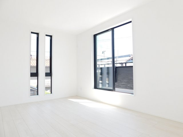 海部郡大治町大字堀之内字郷中の新築一戸建の洋室|◇２階洋室◇　　南面で明るい洋室約７．０帖　ウォークインクローゼット＋収納完備！　バルコニー利用可♪