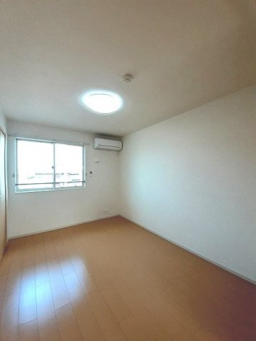 ミルト仏生山Ａの内装|明るい室内です