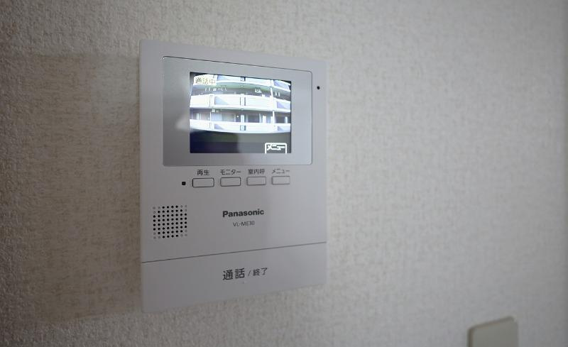 クレスト飯塚駅のセキュリティ|来客者がわかるモニターホン