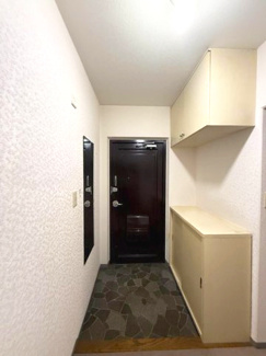 【玄関】 | 川越グリーンパークB-１棟 | 【本画像は居住者様の家具をCGで消した画像であり、現況と異なる可能性がございます。】