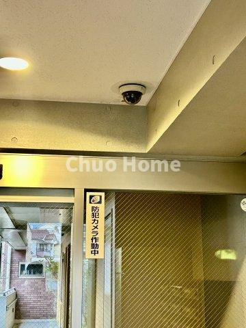 オアーゼ上篠の防犯設備|【防犯カメラ】何かあった時の大事な証拠になることももちろんなりますが、防犯というくらいですので大事なのは防犯カメラがあることによって抑止力につながることですよね。