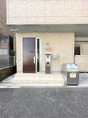 Three Arrows 関内のエントランス