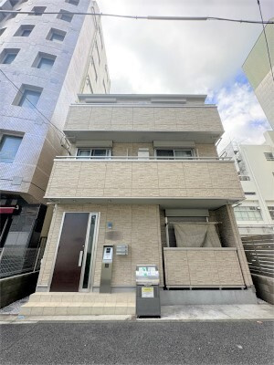 Three Arrows 関内の外観