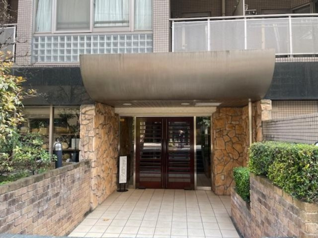 ミュゼ表参道のエントランス|山手線「渋谷」駅徒歩８分！ペット飼育可能な平成１３年築の耐震基準適合マンション、ミュゼ表参道は即日現地案内可能となっておりますので、お気軽にお問い合わせください！