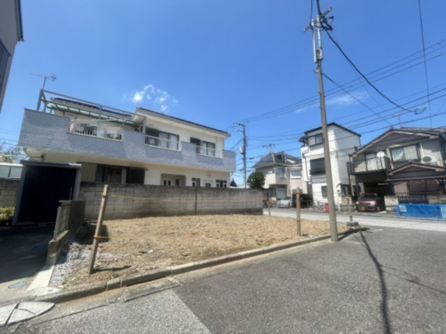 葛飾区東新小岩4丁目 条件無し売地の前面道路含む現地写真|角地だからこそ叶う、陽だまりに包まれる開放的な暮らし。