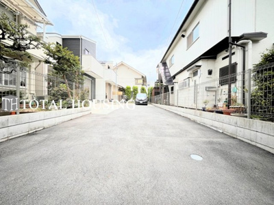 【前面道路含む現地写真】 | 三鷹市大沢4丁目　中古戸建　全1棟
