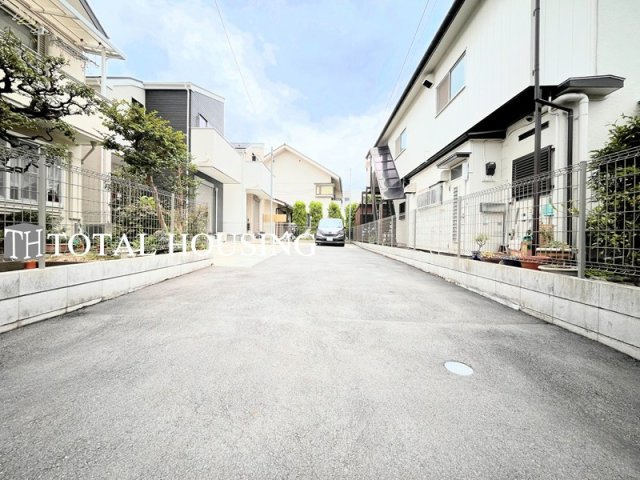 【前面道路含む現地写真】 | 三鷹市大沢4丁目　中古戸建　全1棟