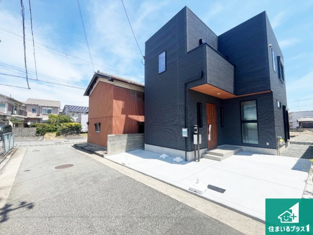 明石市大久保町江井島　新築一戸建ての前面道路含む現地写真|周辺は閑静な住宅街！前面道路広々で車の出し入れも便利です。駐車が苦手な方でも安心して車庫入れできます！