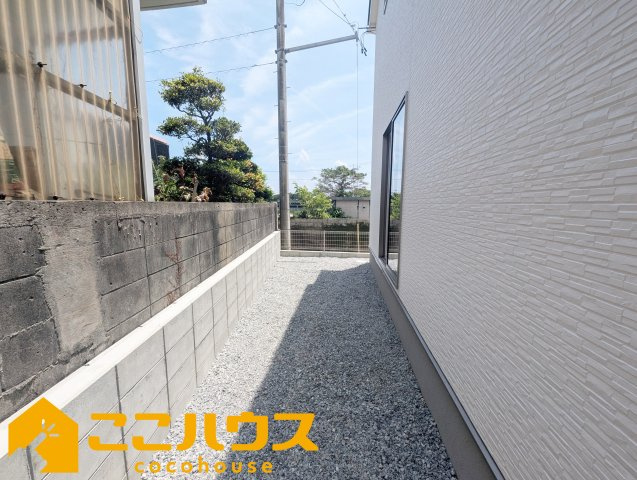 南城市玉城前川　新築戸建て　全2棟　2号棟のその他|外周部分には砂利が敷かれております