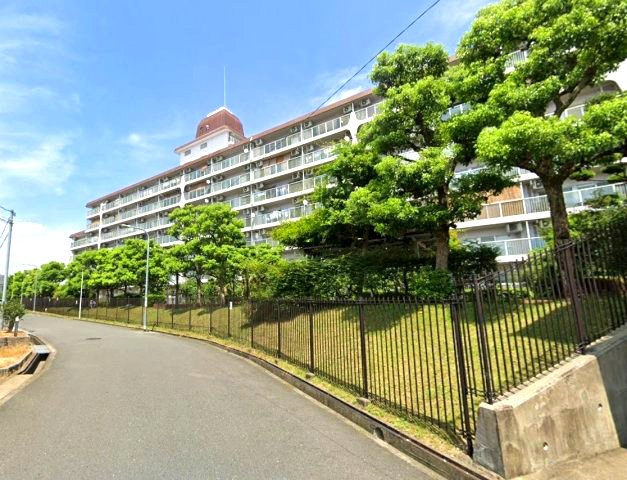 パストラル昆陽の外観|敷地内には、公園があり、子育てに優しい落ち着いた地域です。