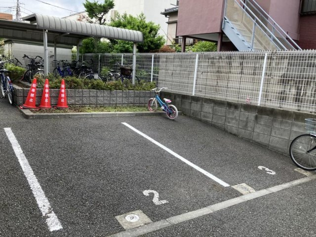 ジェイズークレイドルの駐車場