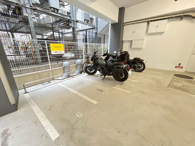 AFFLUENCE難波の駐車場