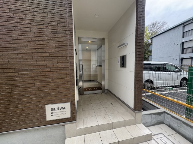 横浜市神奈川区三ツ沢上町のアパートのエントランス