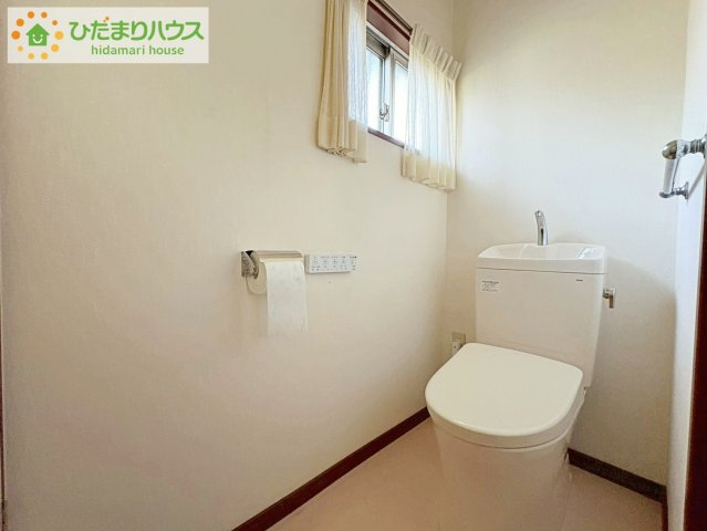日立市西成沢町2丁目　中古戸建のトイレ|小窓が付いているので、トイレも明るい空間になっております♪