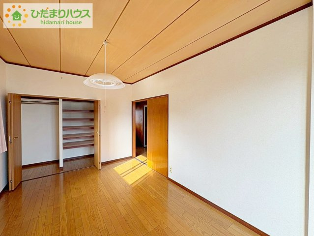 日立市西成沢町2丁目　中古戸建の洋室|広めの主寝室は、ベッドの他にもパソコンデスクやドレッサーなども置けちゃいます(*^-^*)