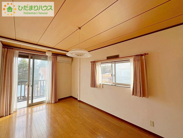日立市西成沢町2丁目　中古戸建の洋室|バルコニーに面していて、たっぷり光りの入る明るい主寝室です！