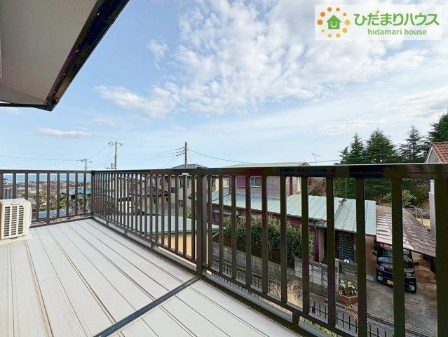 日立市西成沢町2丁目　中古戸建のバルコニー|広々としたバルコニーは、大量の洗濯物を干しても余裕！お布団だって、家族全員分をいっきに干せますね(^O^)