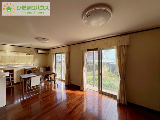 日立市西成沢町2丁目　中古戸建の居間・リビング|南向きのリビングではぽかぽかの日差しが感じられます☆彡
