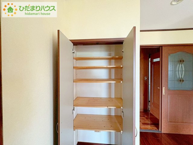 日立市西成沢町2丁目　中古戸建の収納|リビングにもクローゼットを配備。ご家族皆様で共有すれば、リビングについ置きっぱなしにされがちな衣類もスッキリと片付きます♪