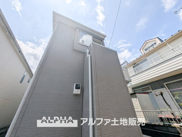 小平市学園東町の中古一戸建の外観|【Morning Light】◆朝の光から始まる暮らし◆
やわらかな光が差し込む住まい。ここで迎える朝が、慌ただしい日常に少しの余裕と穏やかな時間を届けてくれる。