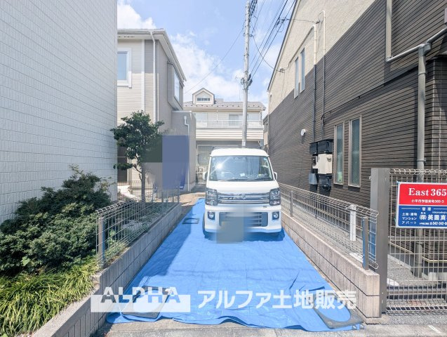 小平市学園東町の中古一戸建の外観|【Parking 】◆駐車スペース◆を確保した住まい。日々の車の出し入れがしやすく、来客時にも対応可能。カーライフを前提とした、安心感のある住環境です。