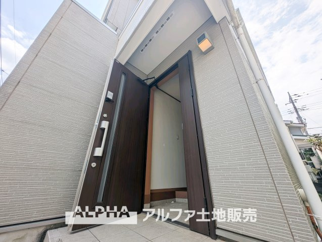 小平市学園東町の中古一戸建の外観|【Soft Horizon】
◆空とつながる暮らし◆
広がる景色が、心の視界までひらいてくれる。過ごすほどに、毎日の一瞬一瞬が大切に感じられる住まい。